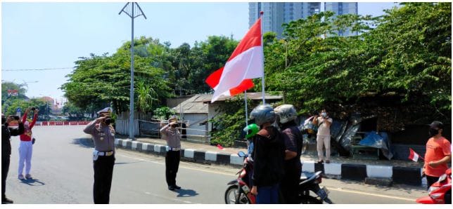 Upacara Kemerdekaan Pengendara Diminta Berhenti dan Menyanyikan Lagu Indonesia Raya