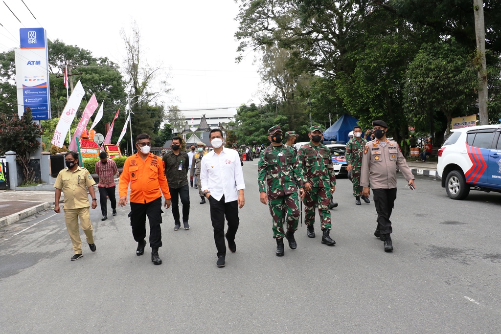 Walikota Pematangsiantar Dr Hefriansyah SE MM mengikuti apel luar biasa penanganan PPKM Level 4 Kota Pematangs