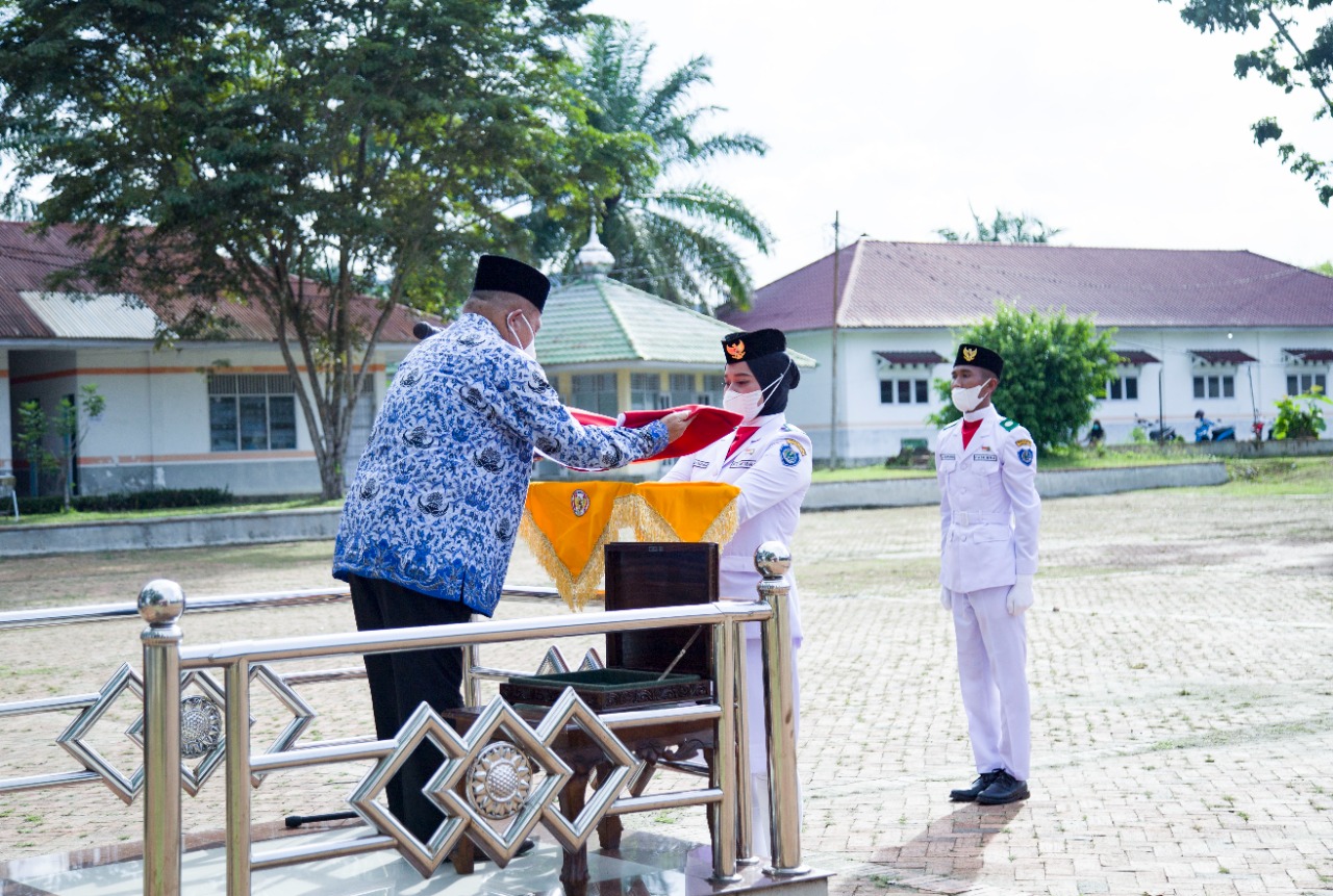 Sekdakab Labuhanbatu Menjadi Pembina Upacara Penurunan Bendera Merah – Putih