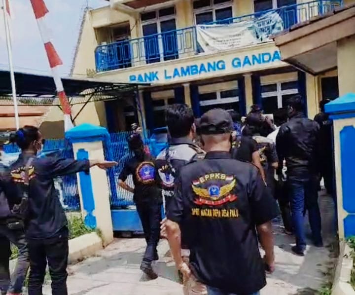 Ormas BPPKB Banten tak Terima Motor Anggotanya Ditarik, Langsung Grudug Kantor Bank Lambang Ganda di Ciruas Se