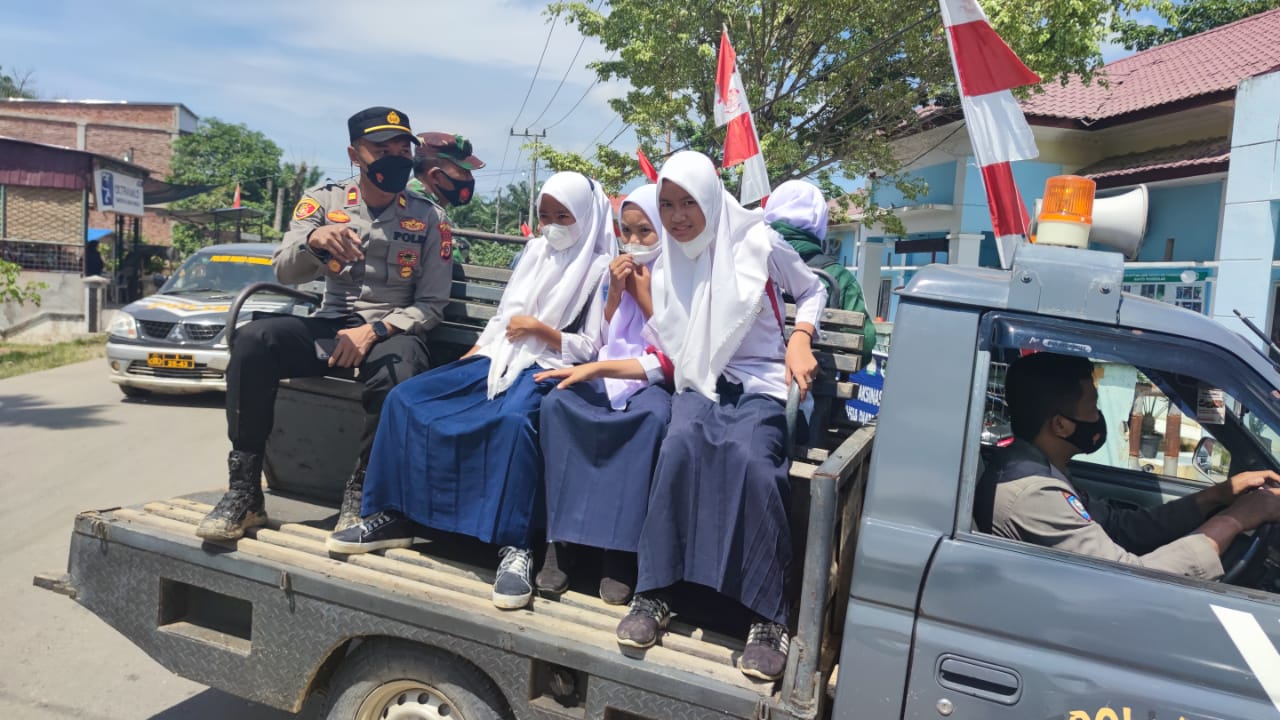 Sukseskan Program Vaksinasi ke Pelosok Desa, Kapolsek Ranto Peureulak Antar Jemput Warga