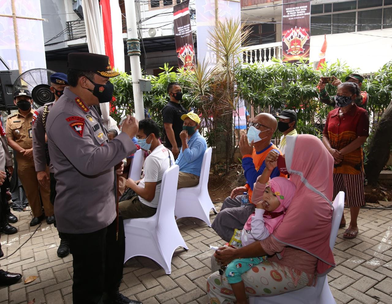 Kapolri Minta Jajaran Terus Bantu Warga dan Gelorakan ‘Ayo Pakai Masker dan Ayo Segera Vaksin