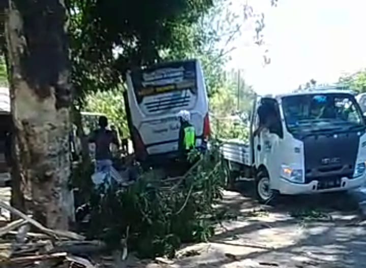 Sopir Bus Mengemudi Ngawur, Lindas Pemotor Hingga Tewas