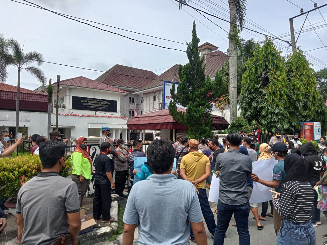 Pedagang Pasar Horas Demo Kekantor Wali Kota, Meminta Jalur Ke Pajak Horas Dibuka