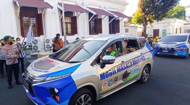 Untuk Menanggulangi Penyebaran Virus Covid-19, Polrestabes Surabaya Luncurkan Dua Unit Mobil Masker