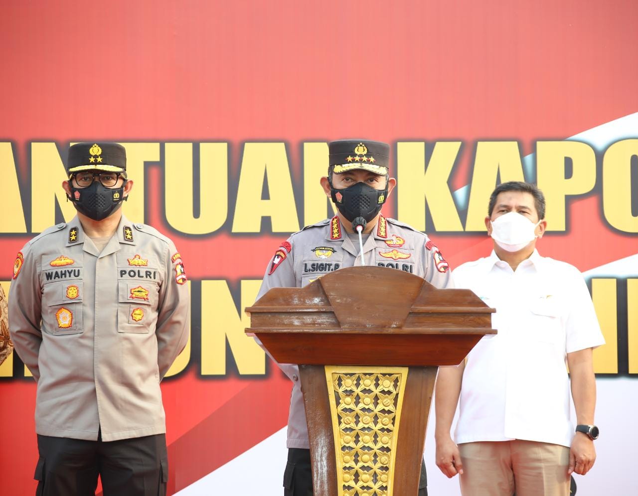 Kapolri Serahkan 10 Iso Tank untuk Indonesia Antisipasi Ketersediaan Oksigen