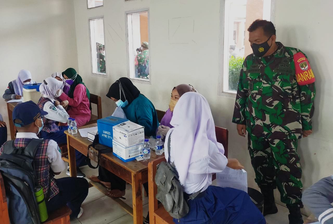 Koramil 13/Cisoka Kodim 0510/Tigaraksa Melaksanakan Serbuan Vaksinasi bagi Siswa dan Lansia di SMK Yapisda