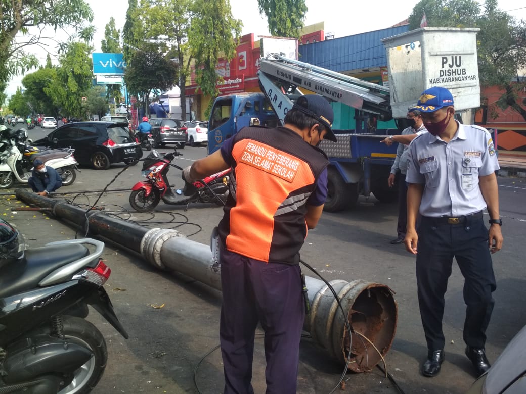 Tiang Lampu Penerangan Jalan Roboh, 4 Sepeda Motor Milik Pengunjung Kedai Makan Rusak Tertimpa