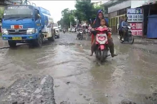 Akibat Sering Banjir Jalan Rusak Seperti Kubangan Kerbau, Ancam Keselamatan Pengendara