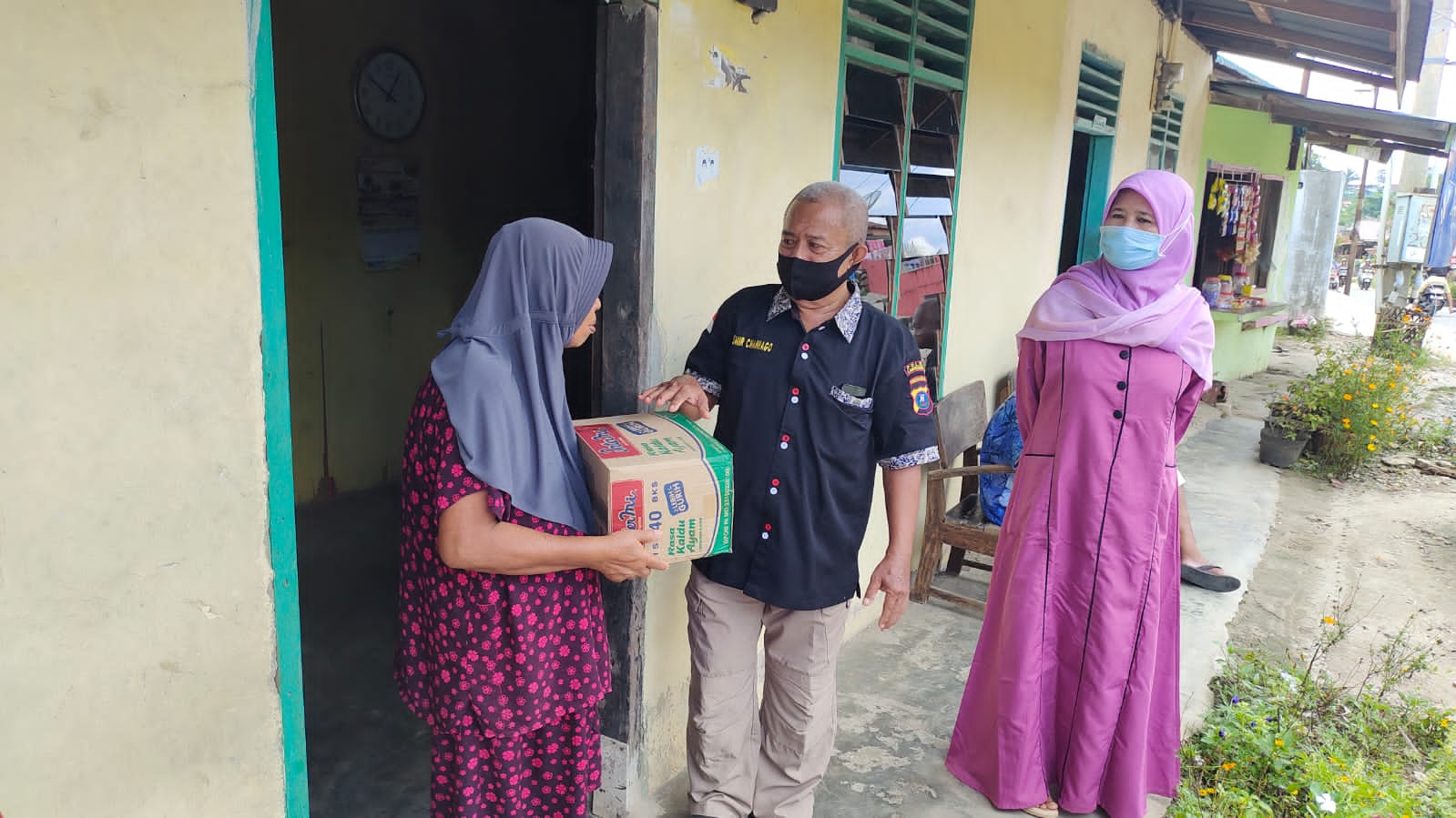 Kolaborasi, Media Center Polres Labuhanbatu Bersama Biro Nusantara Netizen Salurkan Bahan Pangan