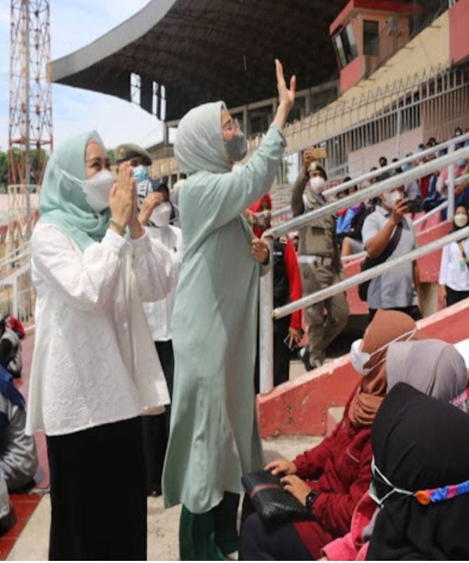 Kejar Herd Immunity, Arzeti dan Ning Sasha Ajak Warga Sidoarjo Vaksinasi Massal