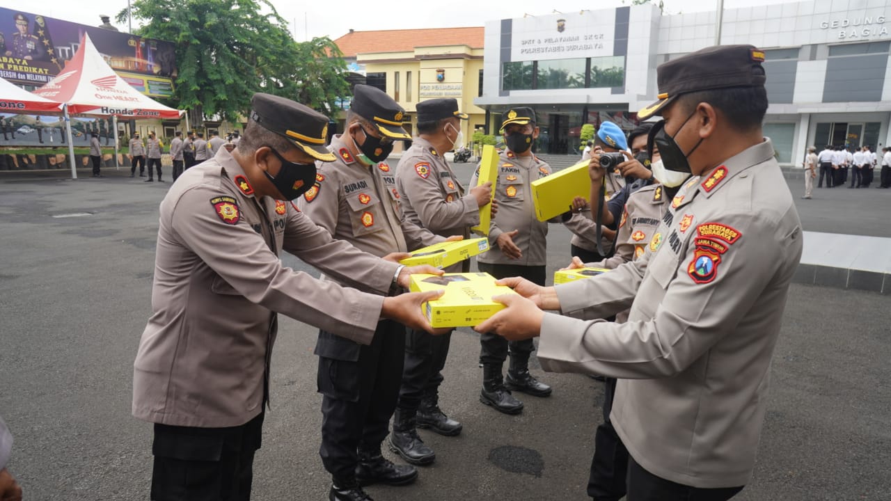 Demi Kelancaran Tugas, Kapolrestabes Surabaya Berikan Laptop dan Handphone Kepada Polsek Jajaran