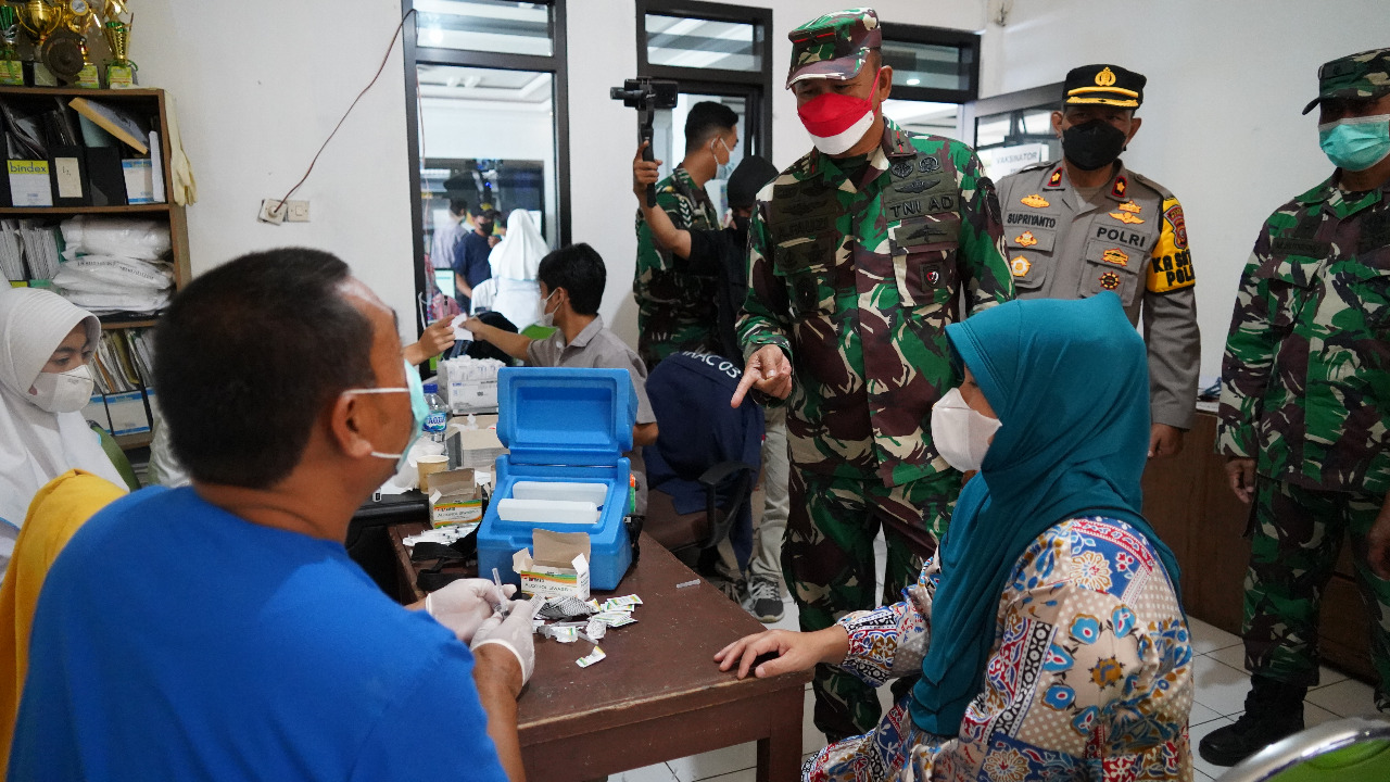 Danrem 061/Sk Sampaikan Pentingnya Aplikasi Pedulilindungi Kepada Masyarakat Saat Tinjau Vaksinasi