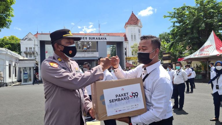 Polrestabes Surabaya Bagikan Sembako Kepada PHL dan Office Boy