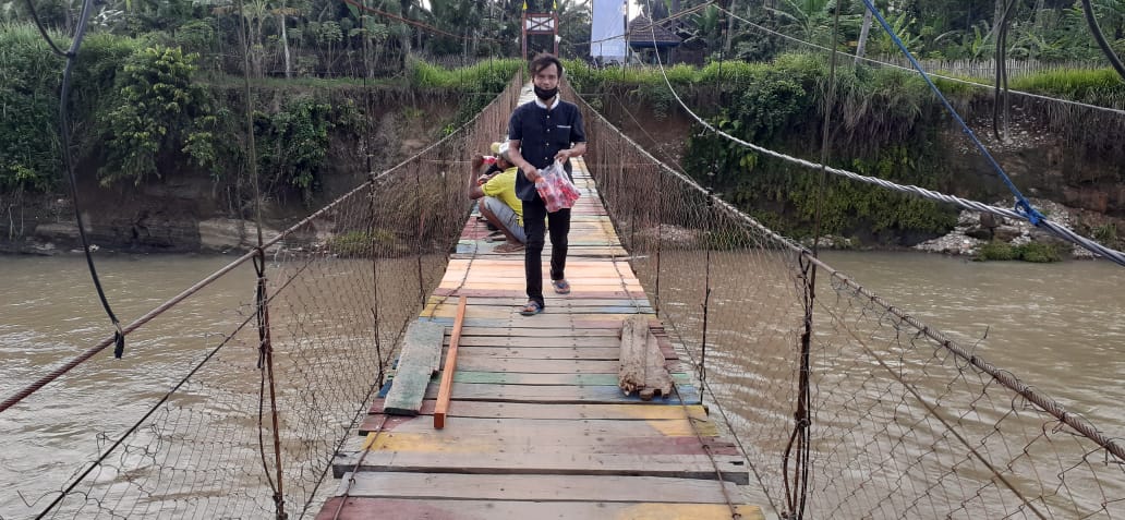 Calon Kades Desa Calungbungur Nomor urut 5, kerja bakti renovasi Jembatan Karian