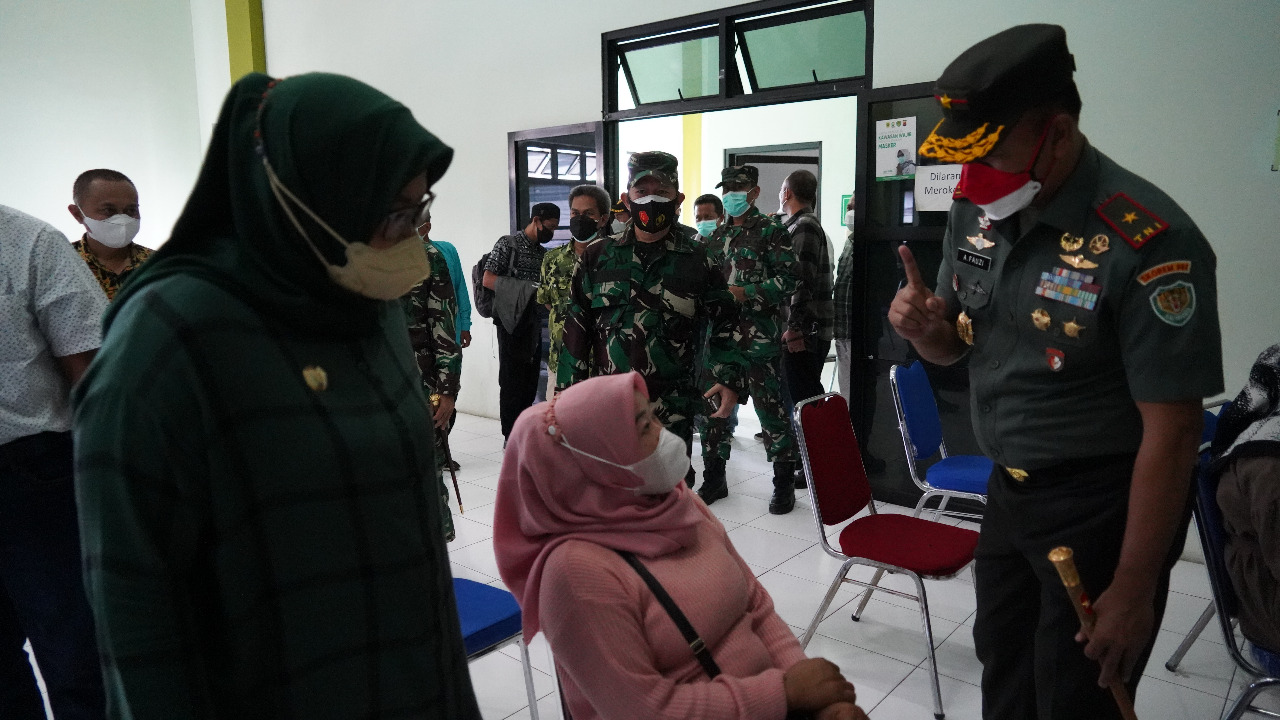 Korem 061/SK Bersama Bupati Hj Ade Yasin Pantau Pelaksanaan Serbuan Vaksinasi di Cisarua