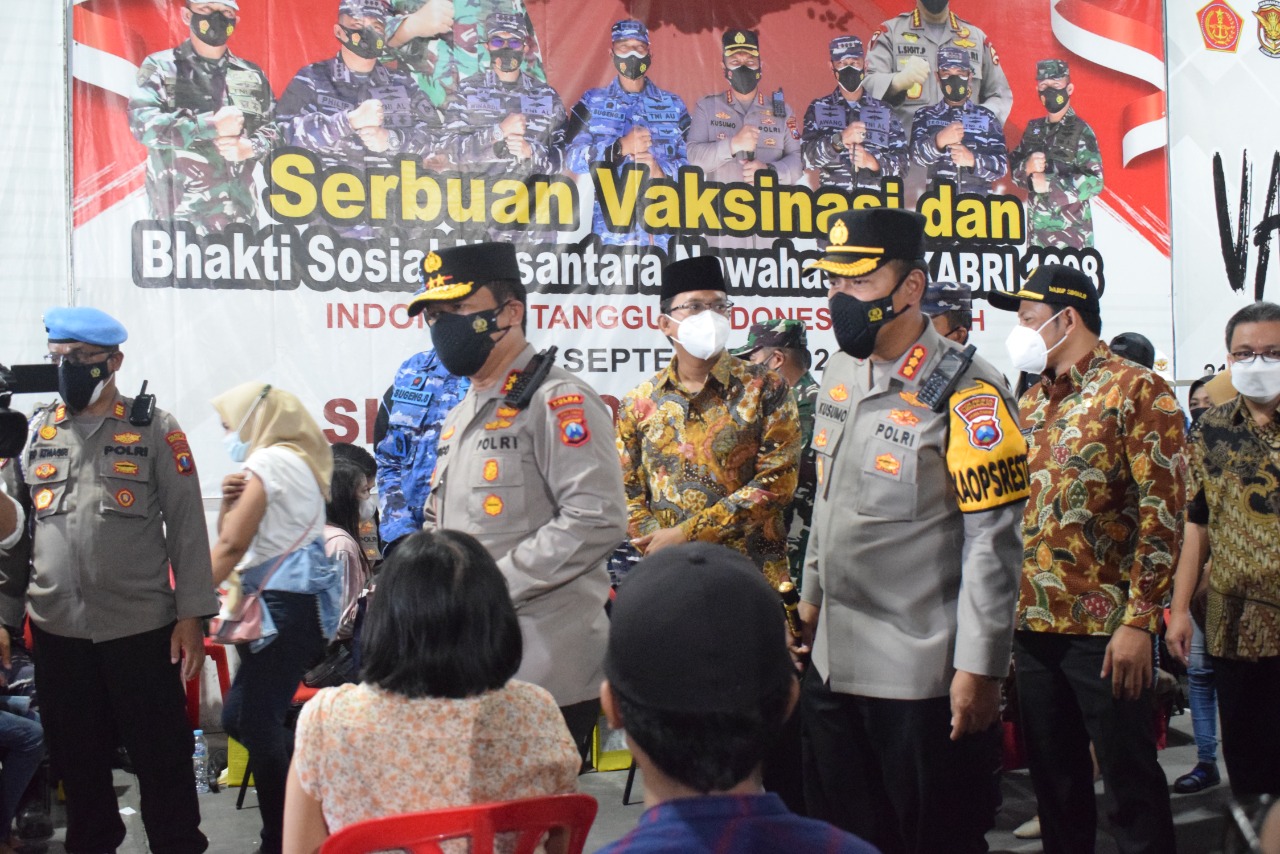 Serbuan Vaksinasi 12.000 Dosis dan 1.500 Bansos Alumni AKABRI 1998 di Sidoarjo