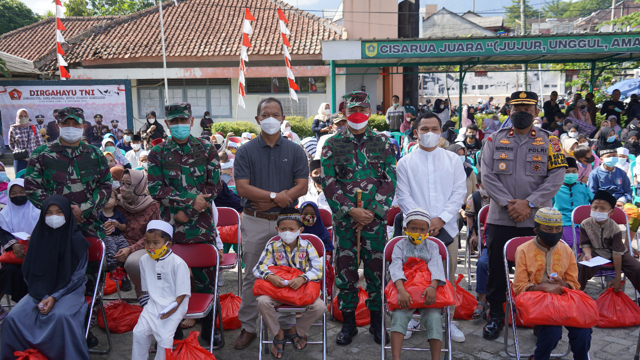 Danrem 061/SK Laksanakan Rutinitas Gelar Jumat Berkah Berikan Santunan Anak Yatim Piatu di Kecamatan Ciasrua