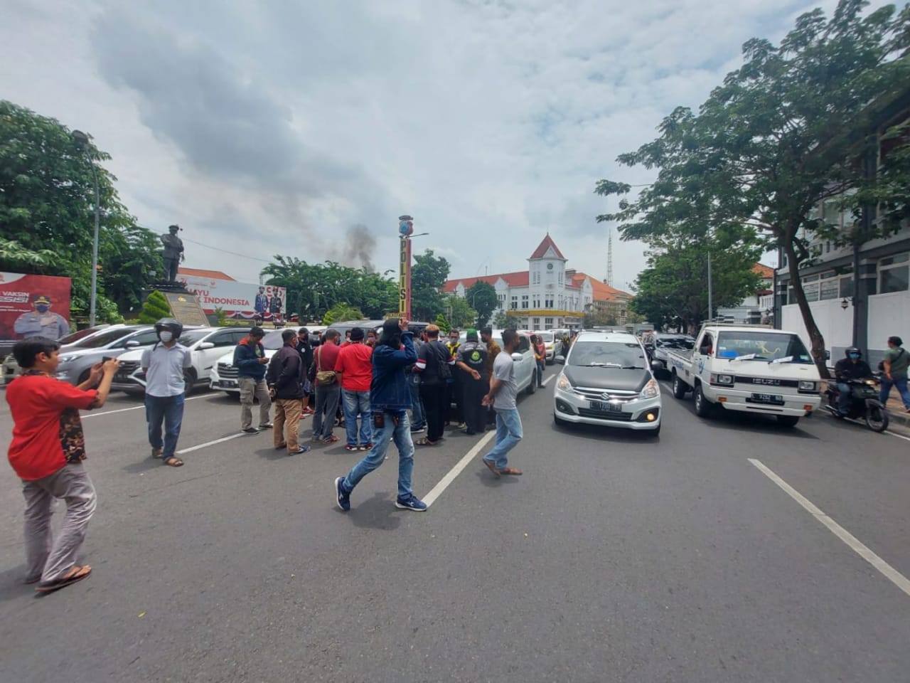 Driver Online Geruduk Mapolrestabes Surabaya Terkait Perampasan Kendaraan