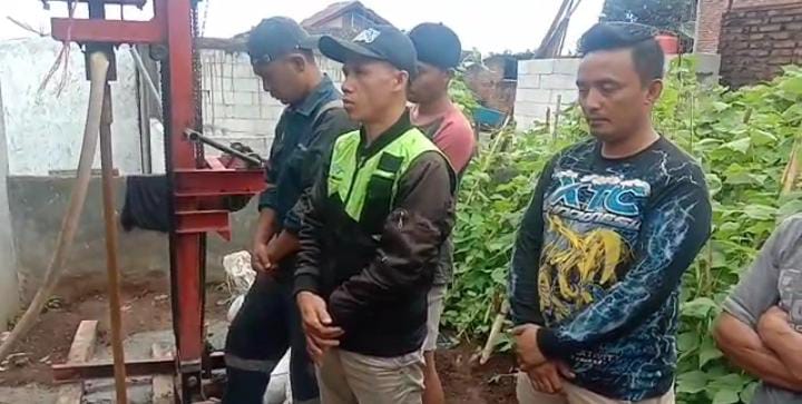 Setelah Berpuluh-puluh Tahun Krisis Air Bersih, Warga Desa Cicayur Tonggoh Akhirnya Melakukan Pengeboran Sumur