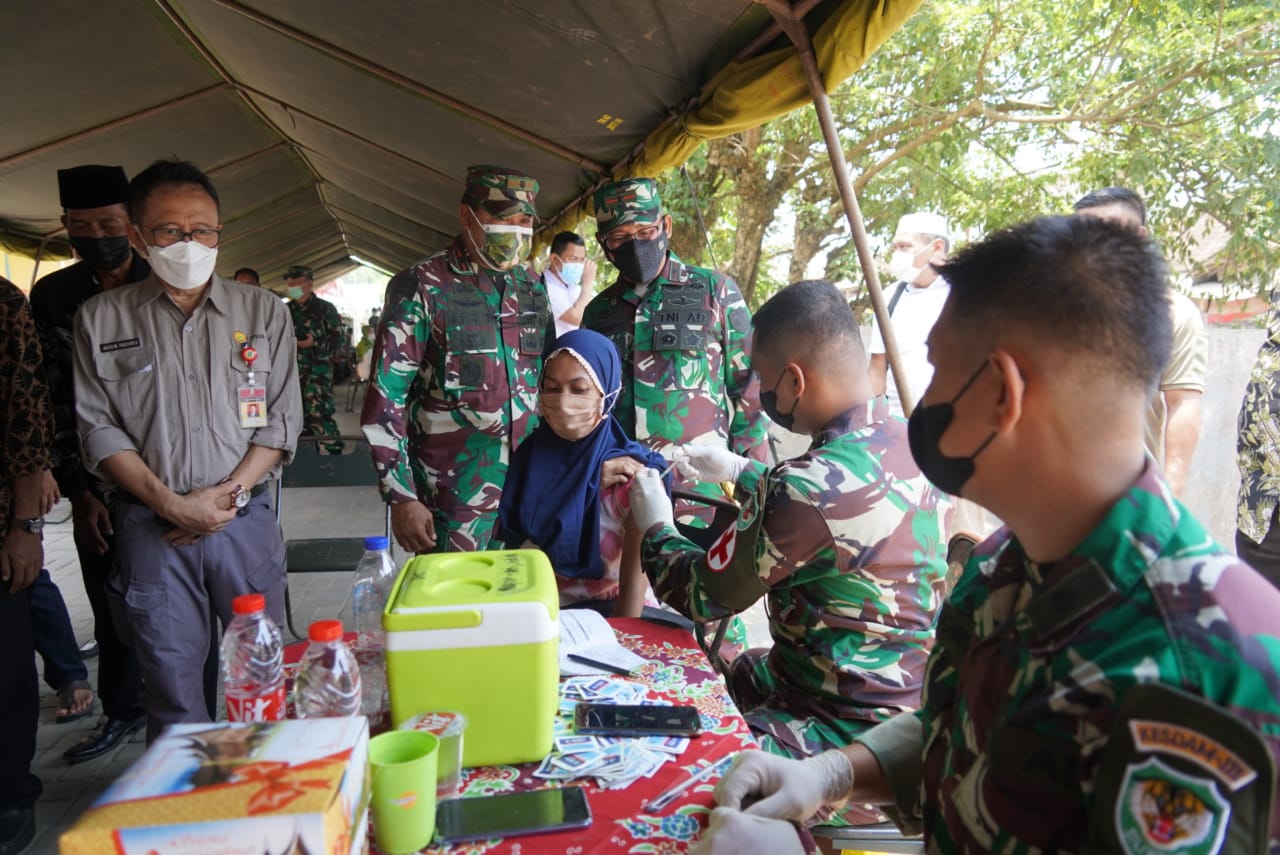 Sambut HUT TNI Ke 76, Danrem 064/MY Tinjau Serbuan Vaksin Kodim 0602/Serang