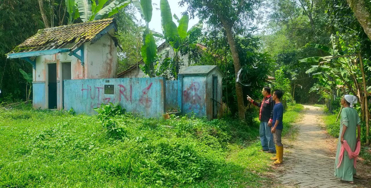 Warga Kp.Tarisi Minta Aparat Pemerintah Terkait Turun Tangan agar MCK Umum yang Lama Terbengkalai dan Rusak ag