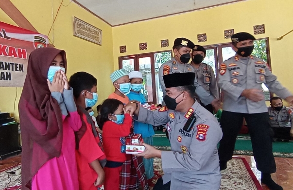 Warung Jumat Barokah Polda Banten, Berbagi Kebahagiaan Dengan Anak Yatim Piatu