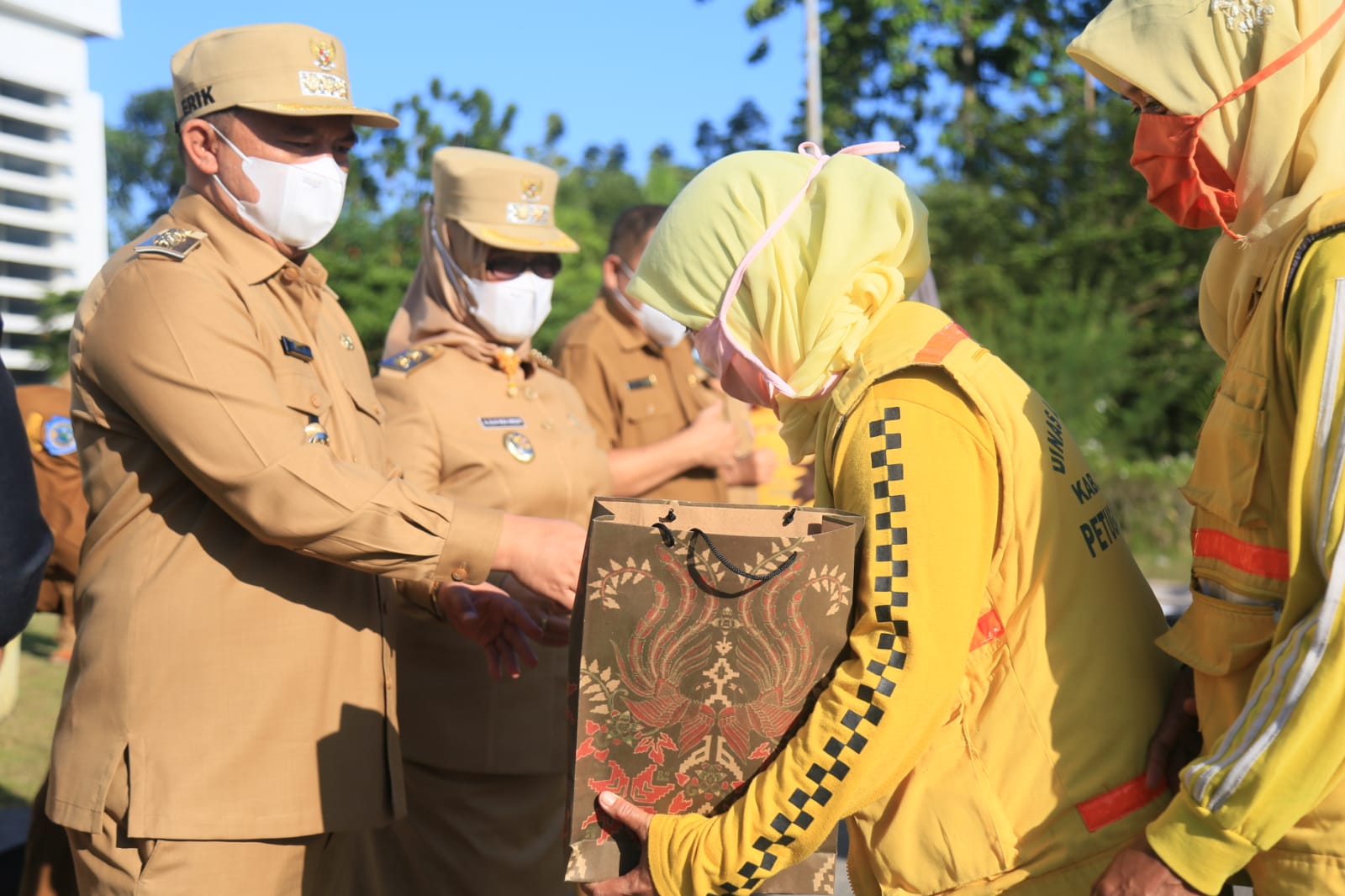 Bupati dan Wakil Bupati Labuhanbatu Sapa Petugas Kebersihan