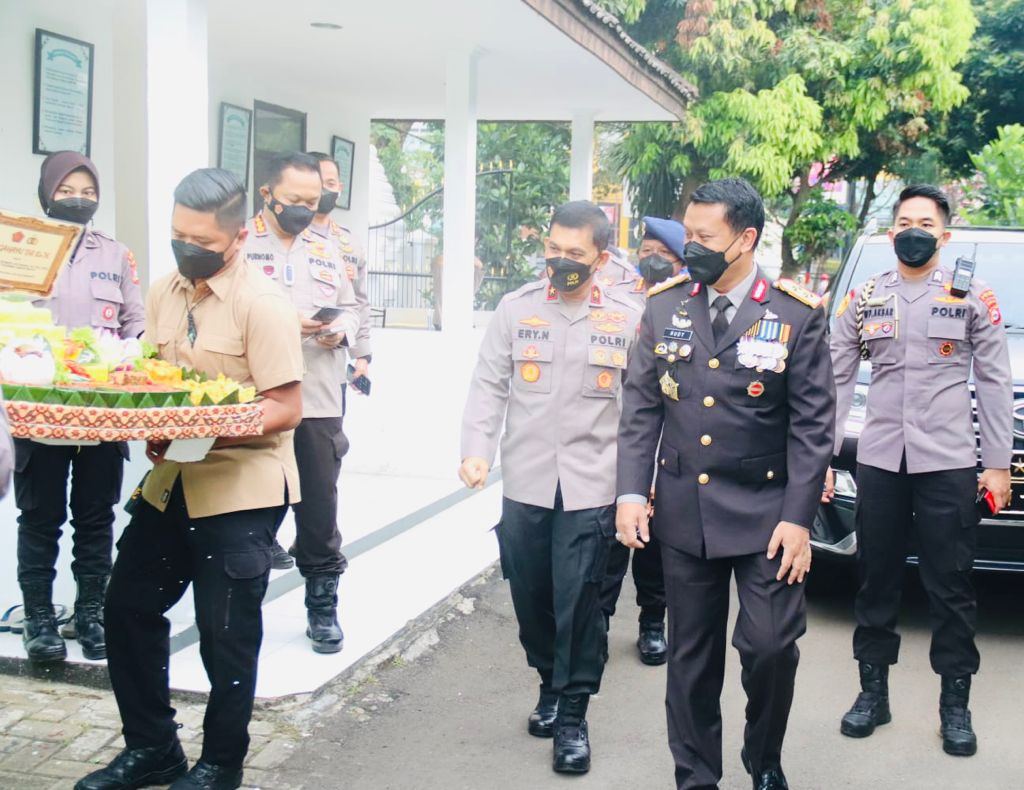 HUT TNI ke-76, Kapolda Banten Beri Kejutan Kepada Danrem 064/MY