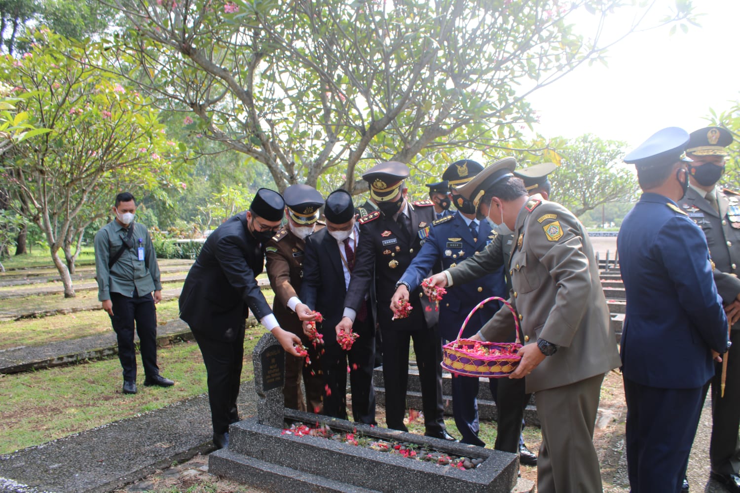 Peringati HUT TNI ke-76 Danrem 061/SK Pimpin Ziarah ke Taman Makam Pahlawan Rajeg