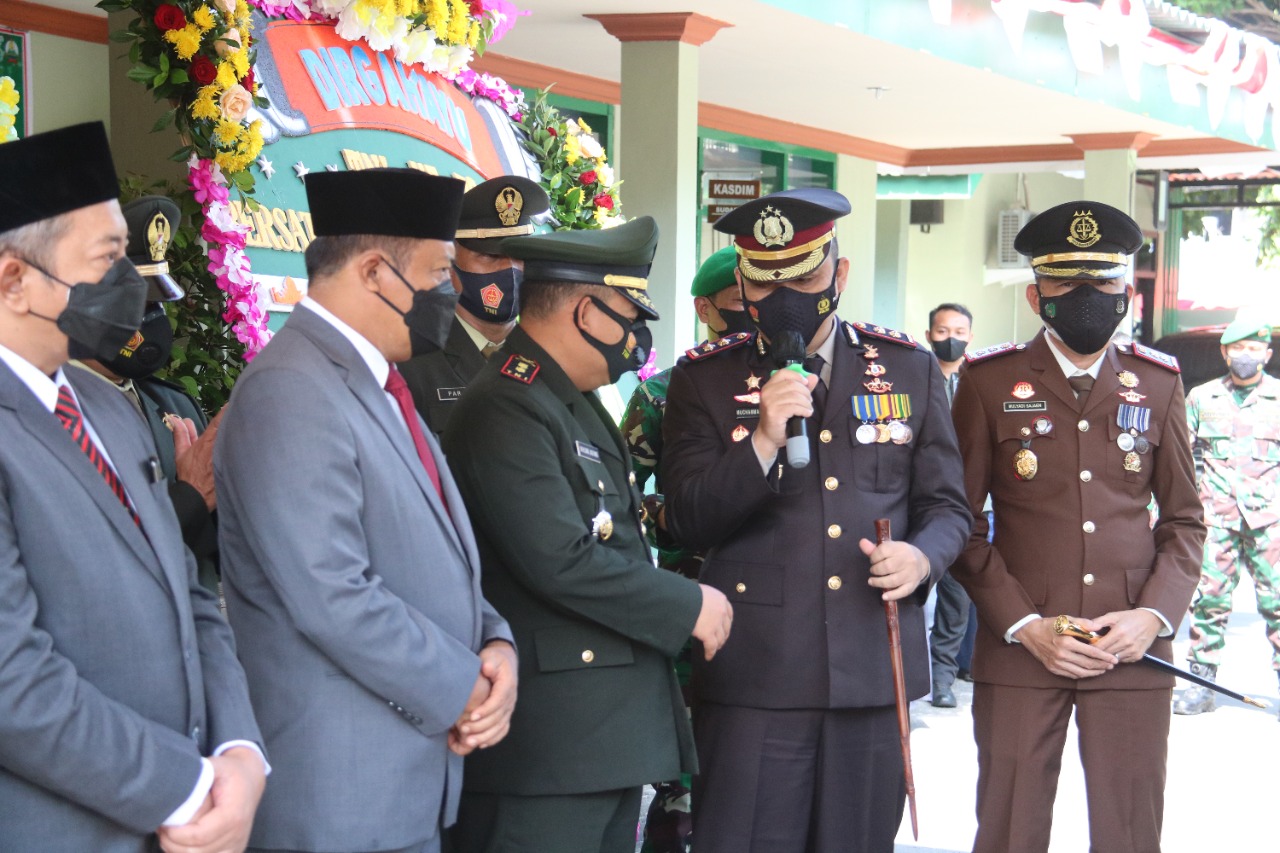 Kapolres Karanganyar Kado Sebuah Tumpeng Mengejutkan Dandim 0727 di HUT TNI ke 76, Bupati Juga Hadir Bersama