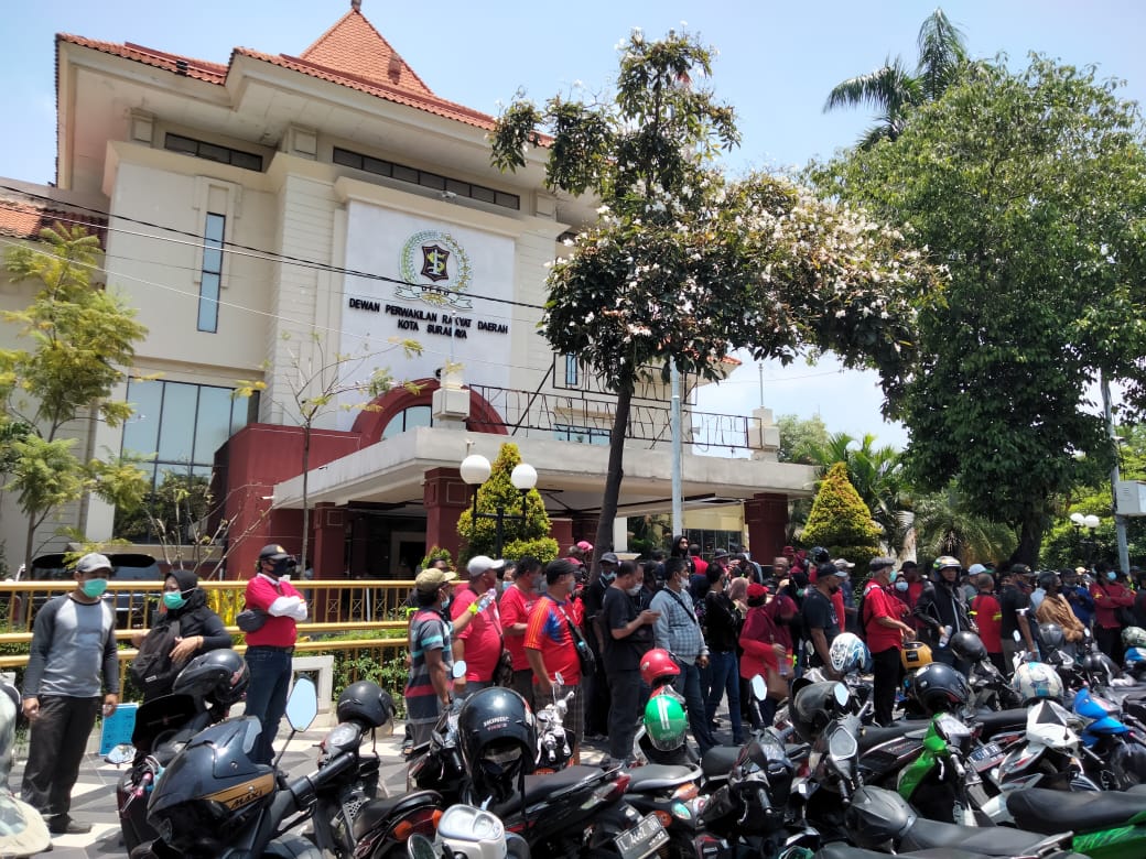 Geruduk DPRD Kota Surabaya,Warga Desak Cabut Konsesi PT KAI