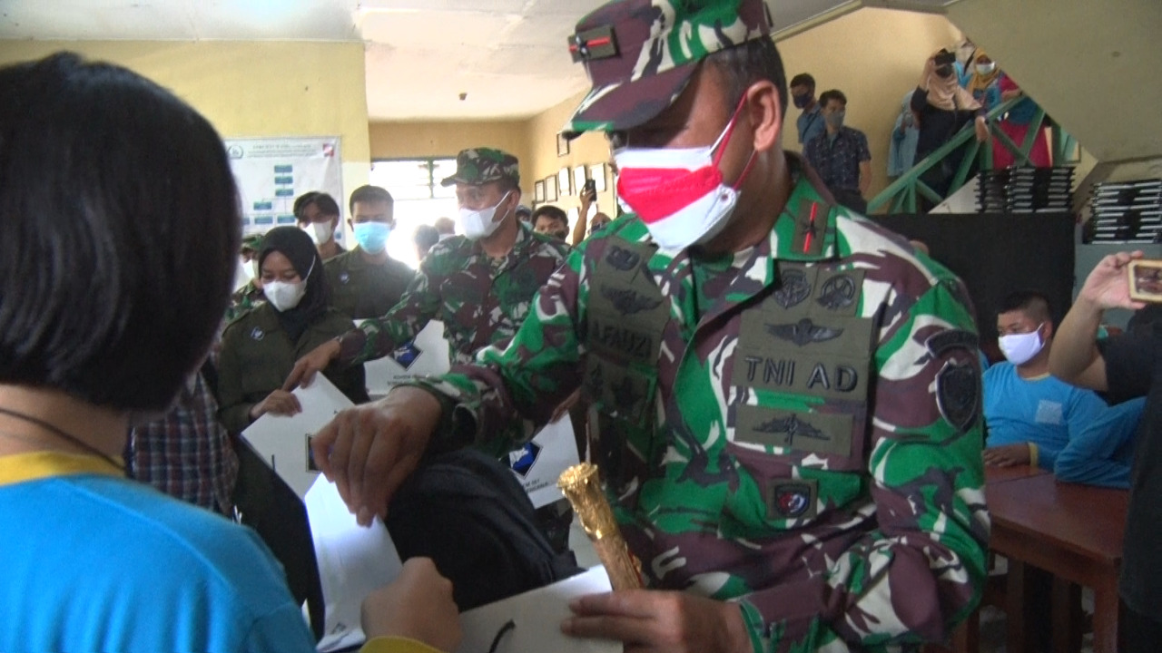 Bentuk Wujud Kepedulian TNI Dalam Ulang Tahun ke 76 Danrem 061/Sk Berikan Santunan Kepada Para Disabilatas