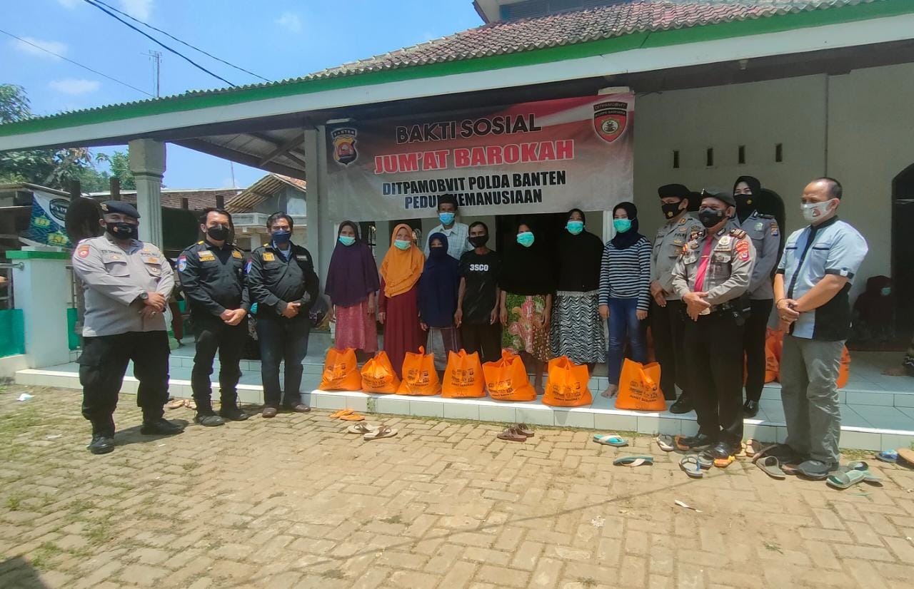 Ditpamobvit Polda Banten Bersama Komunitas PIC Bagikan Bansos Kepada Masyarakat Terdampak Covid-19