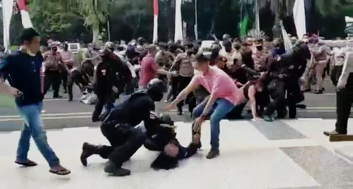 Beredar Video Oknum Aparat Kepolisian Banting Pendemo saat Aksi di Kawasan Pemerintahan Kabupaten Tangerang