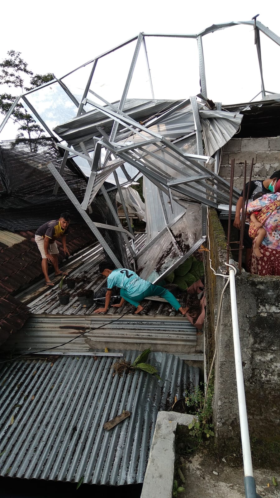 Puting Beliung Meluluh Lantakan Atap Belasan Rumah Rusak Parah di Dusun Karang Wetan Karangpadan