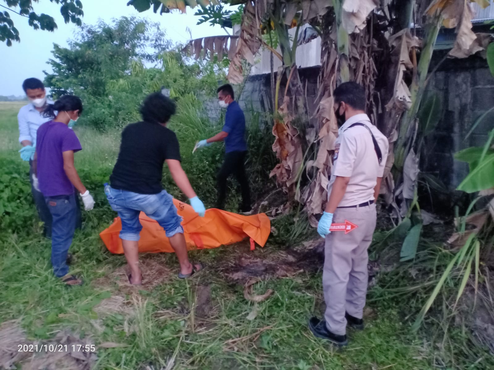 Tim INAFIS Polres Serang Polda Banten Melakukan Olah TKP Temu Mayat di Kampung Pandan Desa Julang Kec Cikande