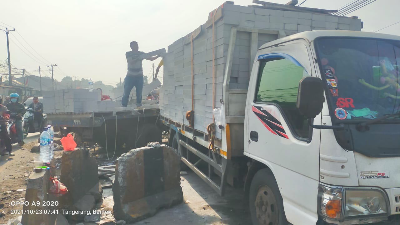 Akibat Patah AS, Mobil Truk Bermuatan Bata Hebel Tabrak Pembatas Jalan di Pasar Gembong Balaraja