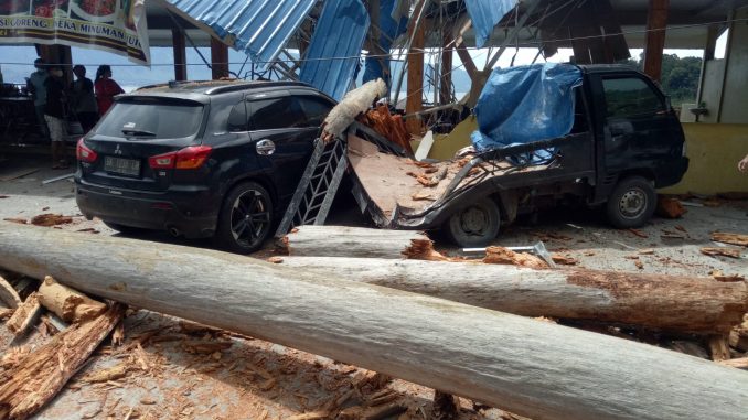 Akibat Pohon Tumbang, Warung dan Mobil Ringsek di Parapat, 1 Orang Sekarat