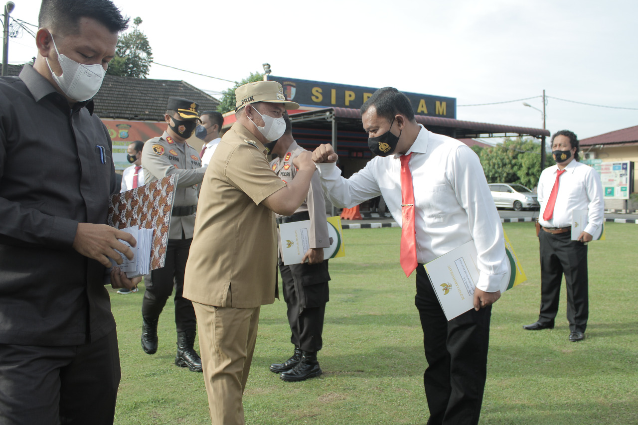 Bupati Labuhanbatu Memberikan Penghargaan Kepada Personil Polres Labuhanbatu