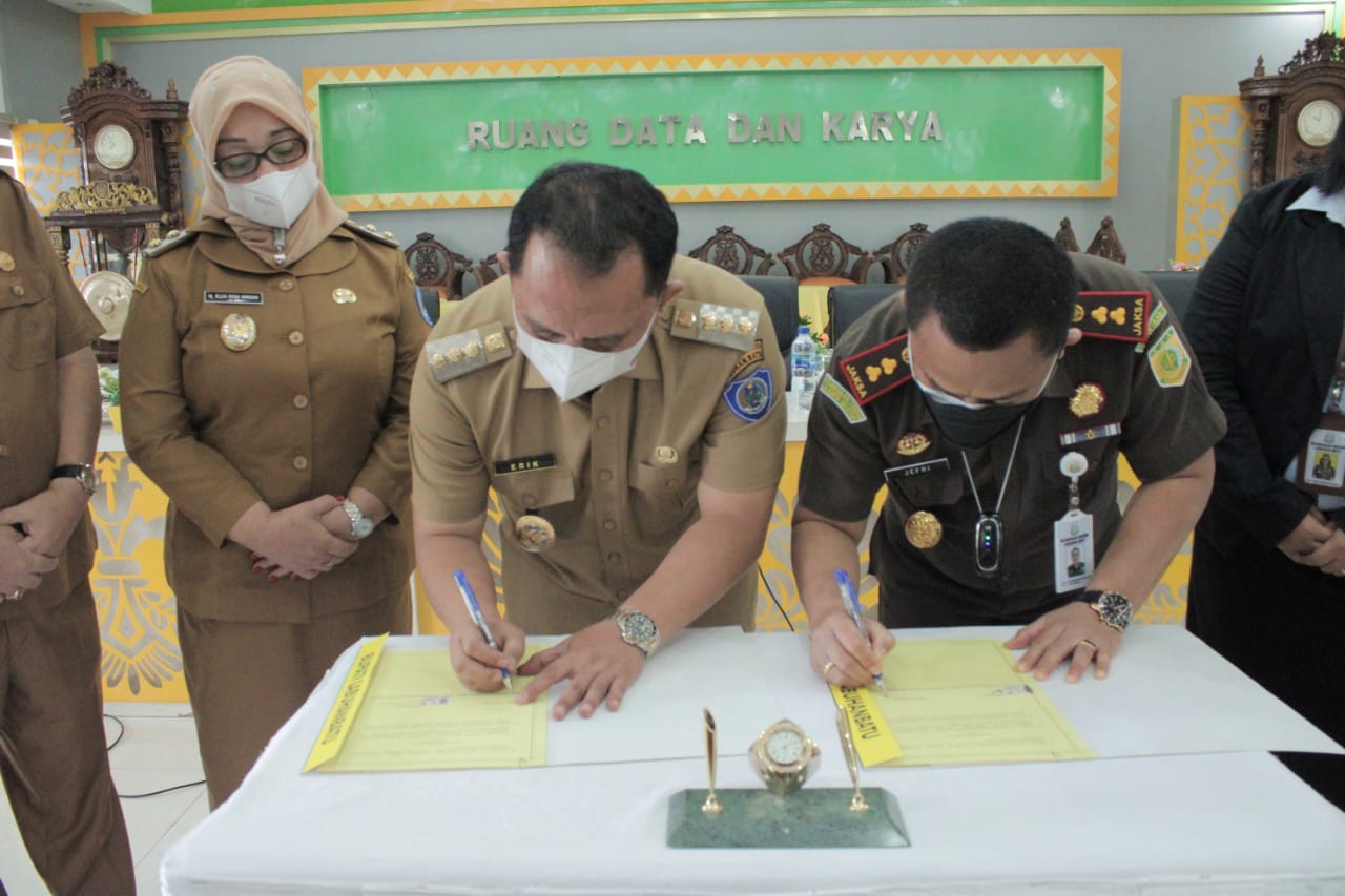 Bupati Labuhanbatu Sepakati Penanganan Hukum Bidang Perdata dan Tata Usaha Negara Bersama Kajari Labuhanbatu