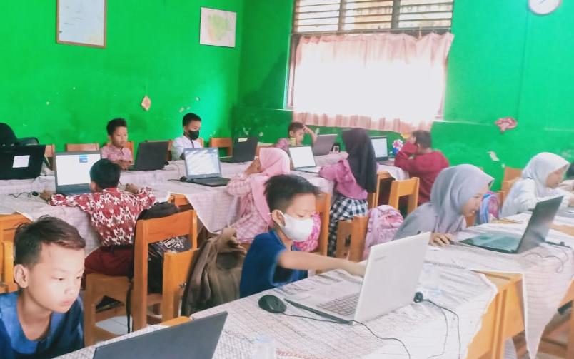 Gladi ANBK Serentak, Guru SDN Cibatok 2 Sebut Masih Banyak Sekolah Menumpang Jaringan Internet