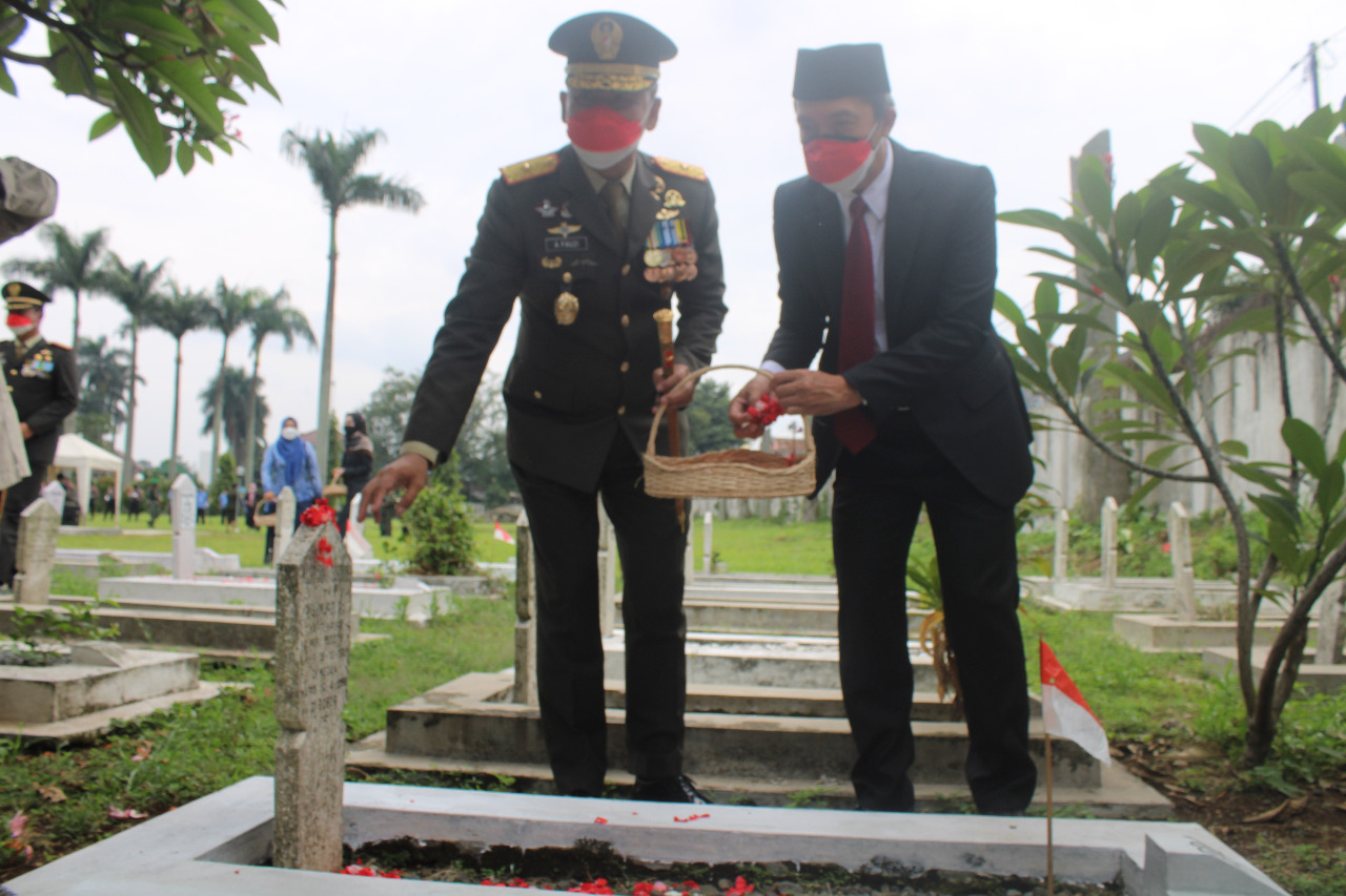 Peringati Hari Pahlawan, Danrem 061/SK Ziarah dan Tabur Bunga di Taman Makam Pahlawan Dreded Bogor