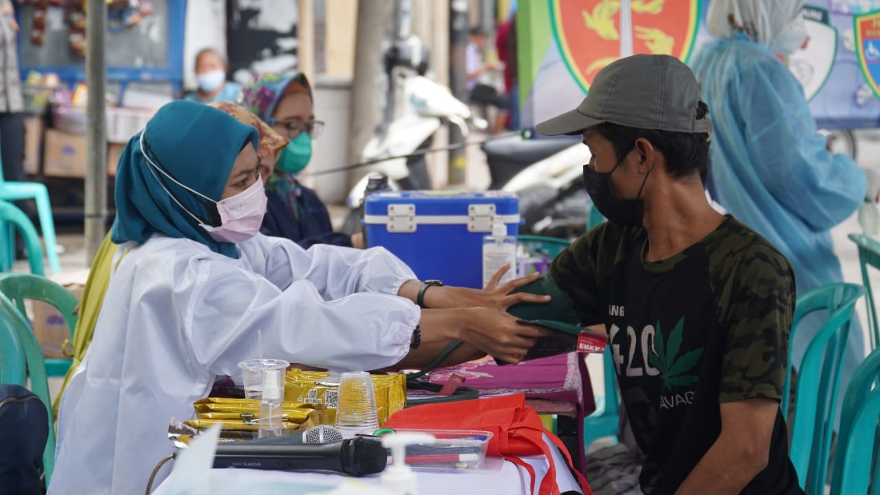 Kapolrestabes Surabaya Gelar Akselarasi Vaksin Bersama Komunitas Jogoboyo