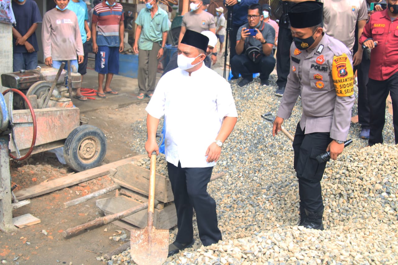 Bupati Erik Turut Gotong Royong di Mesjid Al-Iklas Sidorejo