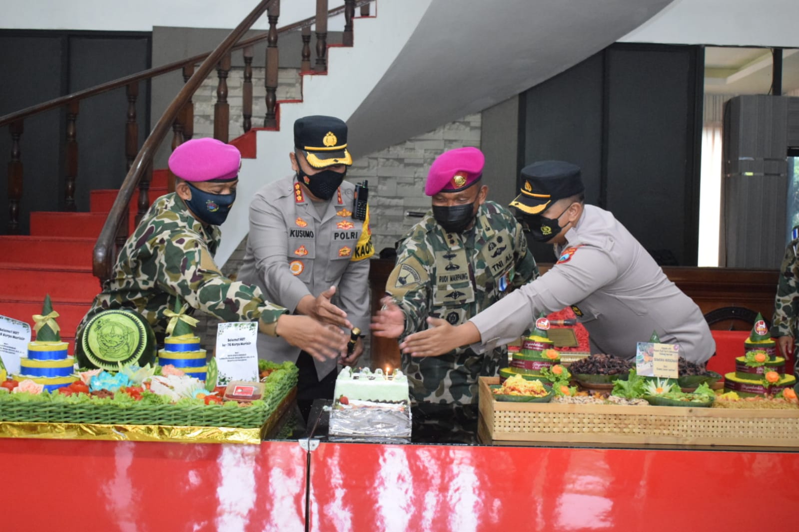 Polresta Sidoarjo Berikan Kejutan Kue Tart dan Tumpeng Kepada Brigif 2 Marinir