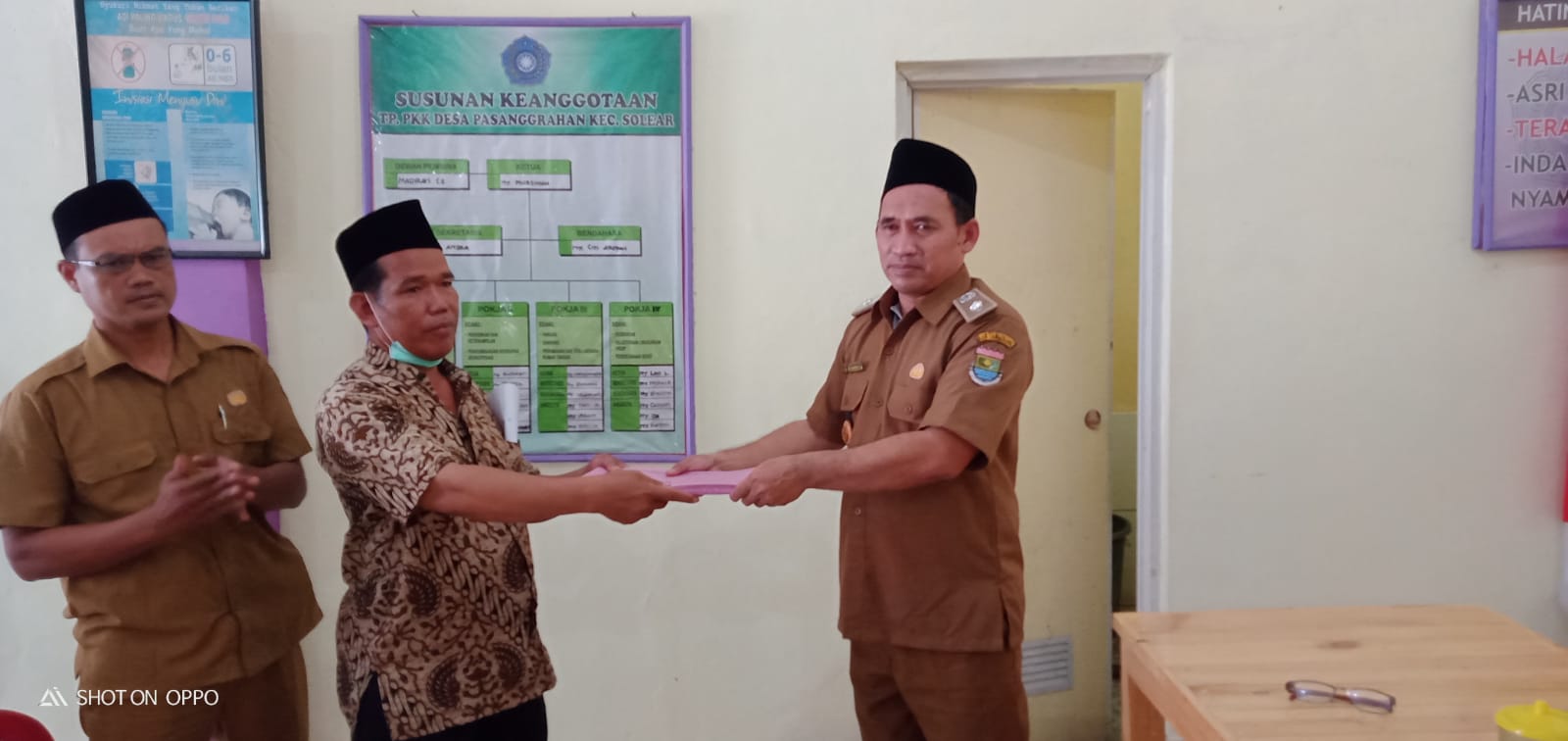 Agus Setyantoro Kades Pasanggrahan Kecamatan Solear, Menyerahan Surat Keputusan (SK), Amil Sedesa Pasanggrahan