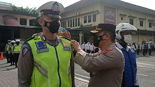 Ajun Komisaris Besar Polisi Memimpin Apel Gelar Pasukan Operasi Zebra Toba 2021