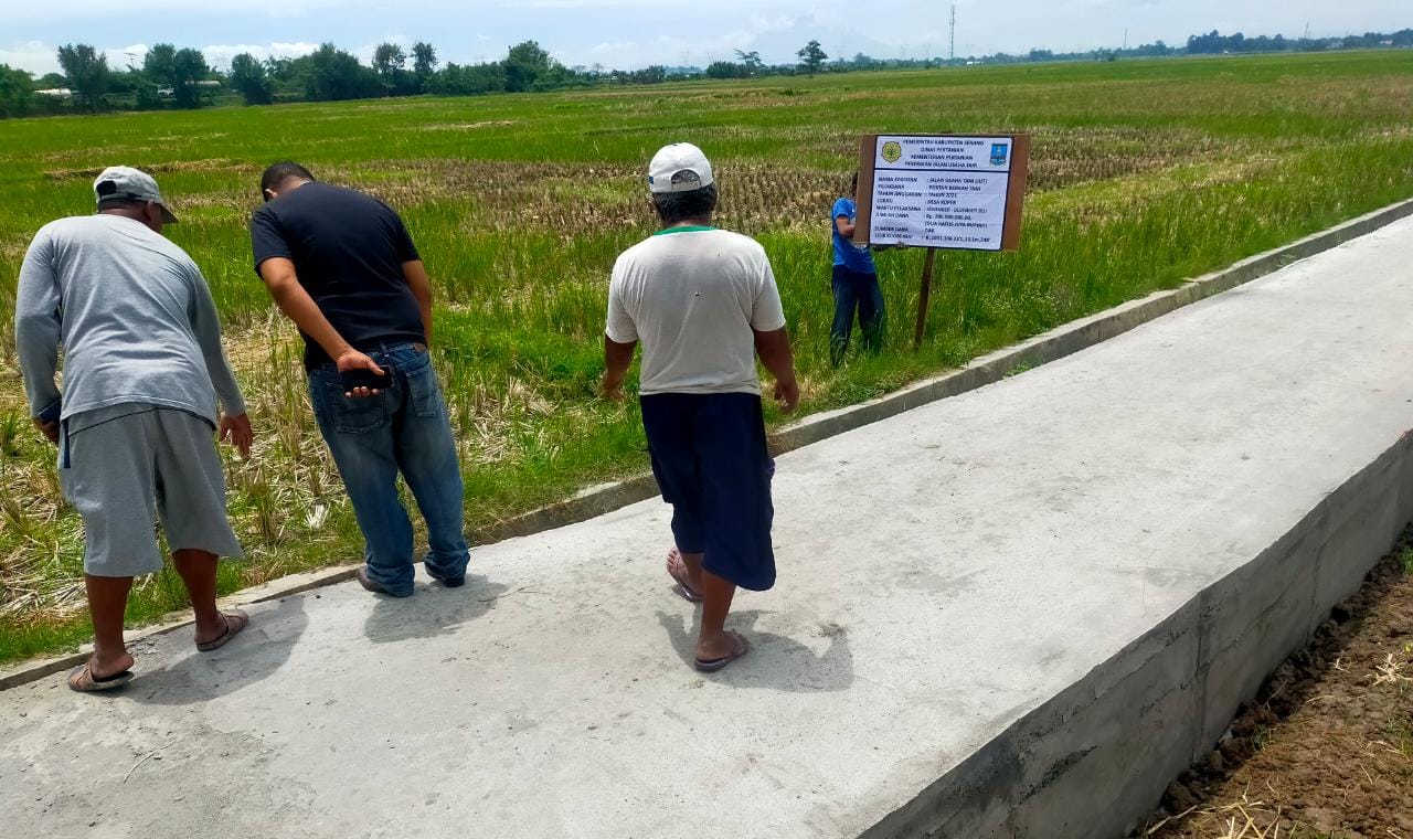 Aneh !! Kepala Desa tidak Tahu Proyek Jalan di Kp.Pasir Sadang Desa Koper, Ada Apa ??