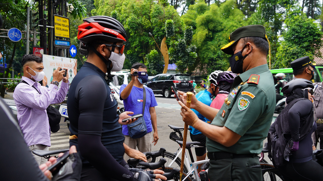 Danrem 061/SK Ingin Memastikan Para Warga Yang Sedang Berolahraga Apakah Sudah Mendapatkan Vaksin Covid-19 ata